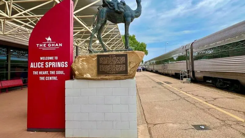 Kamel-Skulptur am Bahnhof von Alice Springs