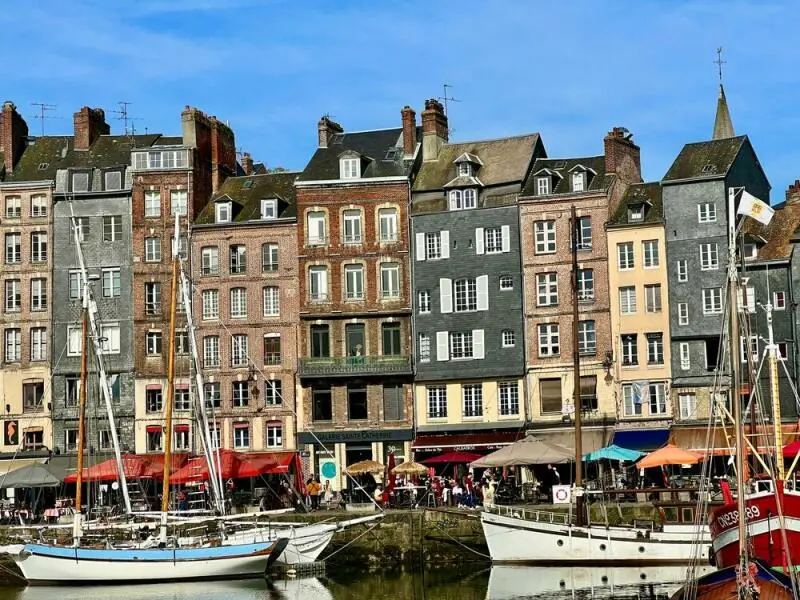 Blick auf den Hafen in Honfleur