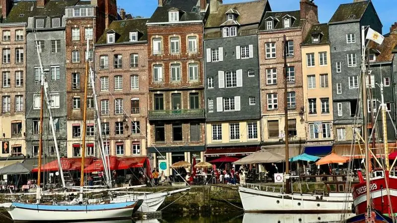 Blick auf den Hafen in Honfleur