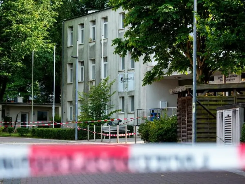 Lehrkraft auf Parkplatz niedergestochen