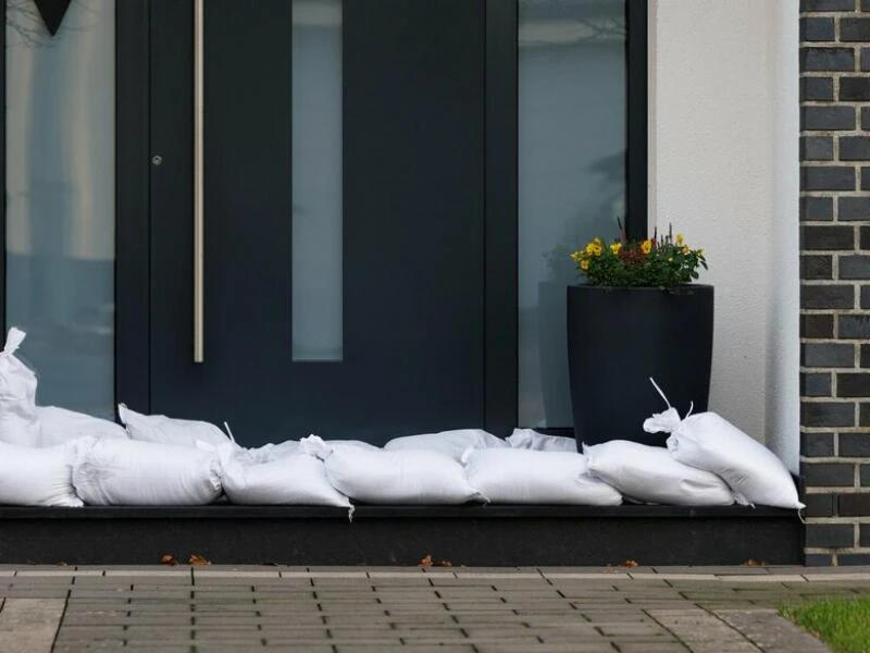 Sandsäcke vor einer Haustür