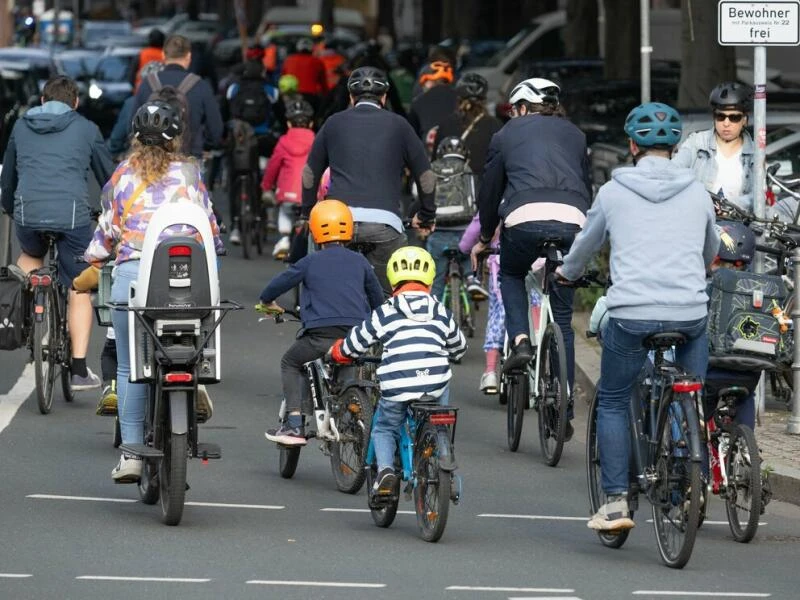 Erwachsene und Kinder auf Fahrrädern in Frankfurt.