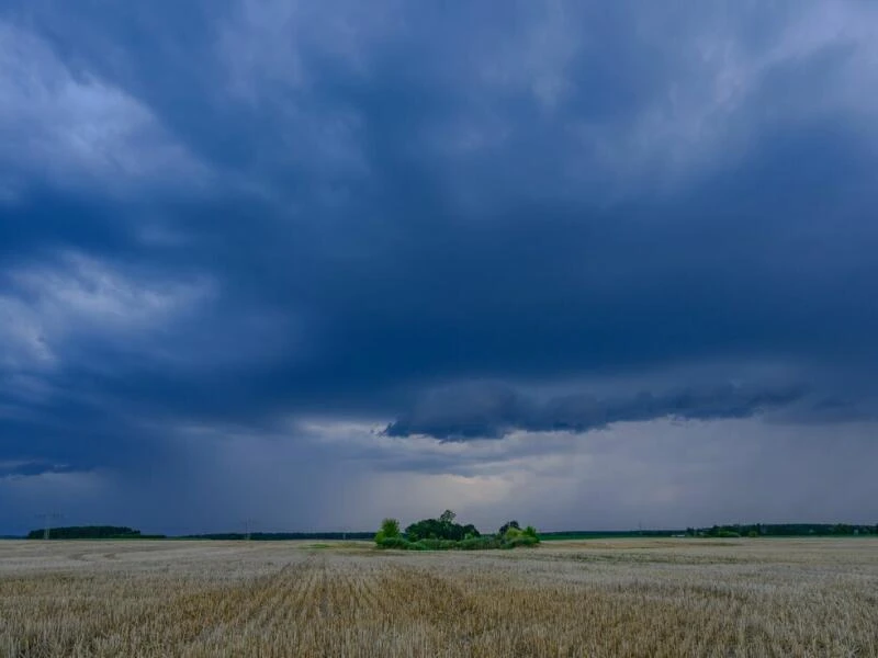 Gewitter ziehen über die Landschaft