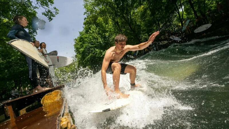 Dauerwelle am Eisbach im Englischen Garten