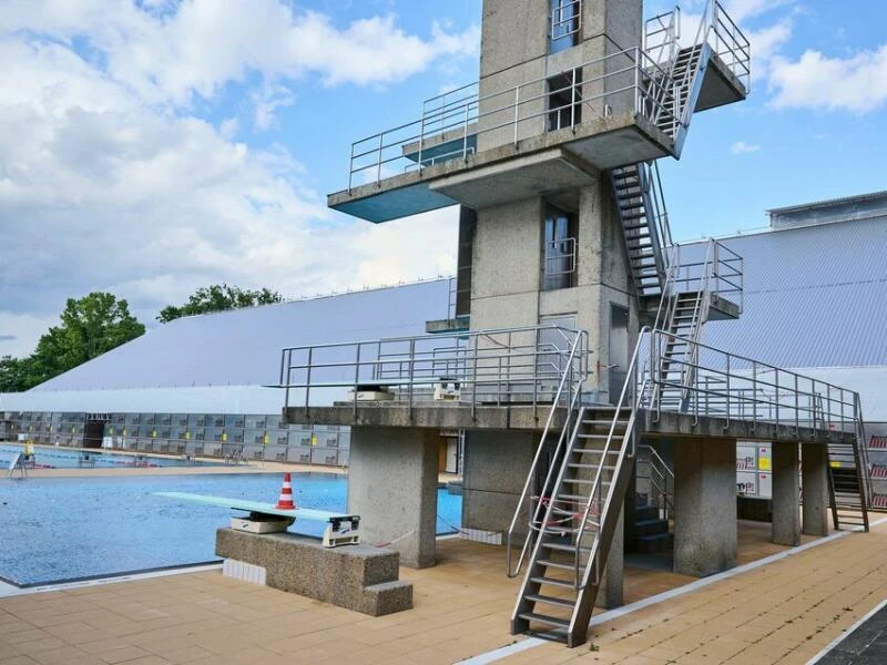 Tribüne im Sommerbad Olympiastadion verhüllt