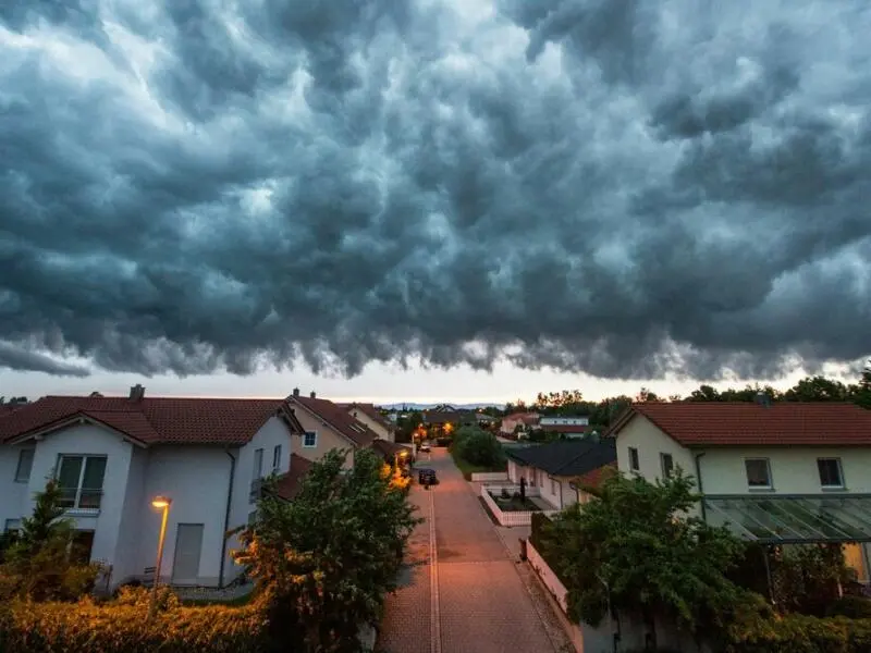 Ein Sturm über einem Wohngebiet