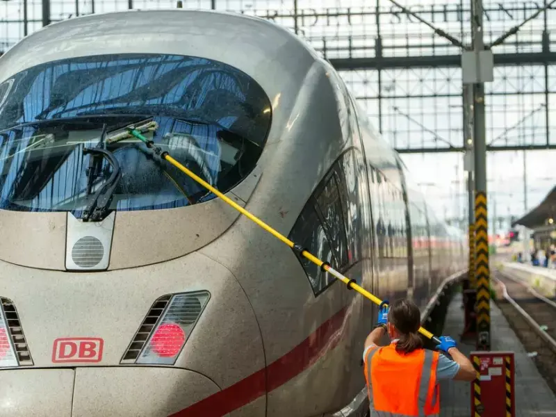 Servicemitarbeiter im Hauptbahnhof