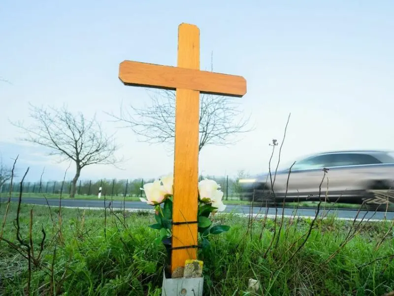 Kreuz zum Gedenken an Opfer eines Verkehrsunfalls