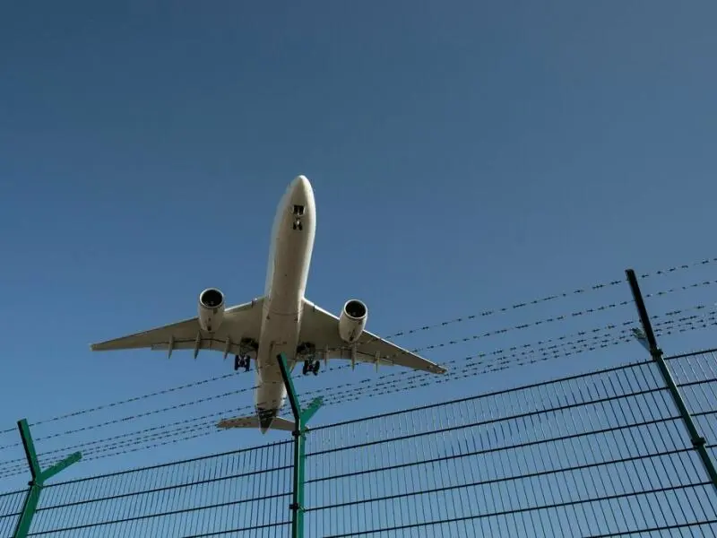 Ein Flugzeug landet auf dem Flughafen Frankfurt