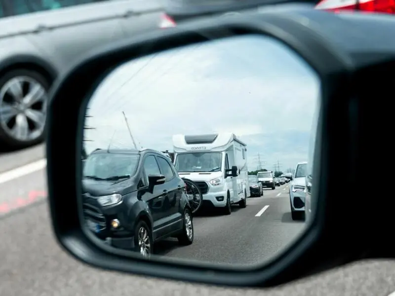 Reiseverkehr steht auf der Autobahn A7