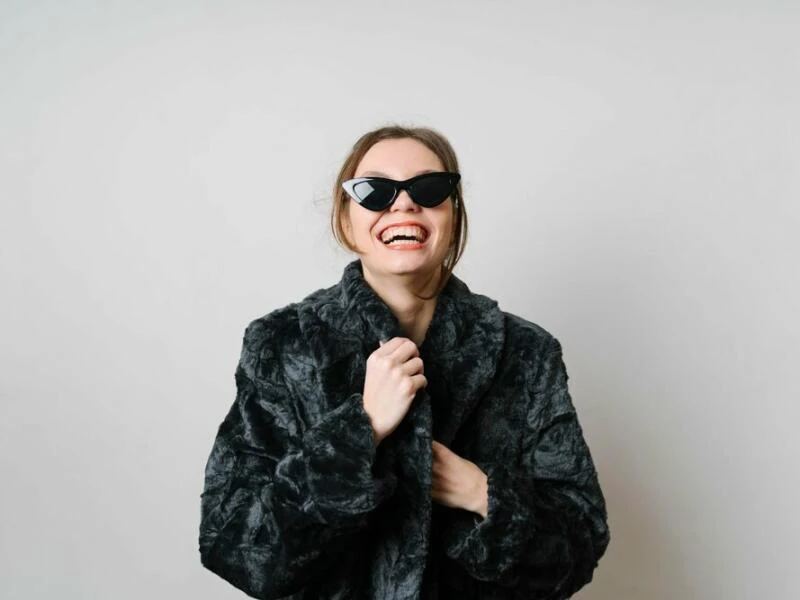 «Mob Wive»-Ästhetik: Föhnfrisur und Faux Fur im Trend