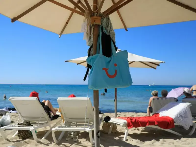 Tui-Tasche am Strand von Palma