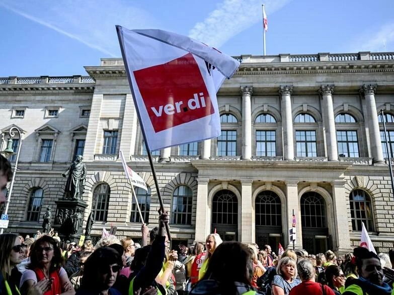 Kundgebung streikender Kita-Erzieherinnen und Erzieher