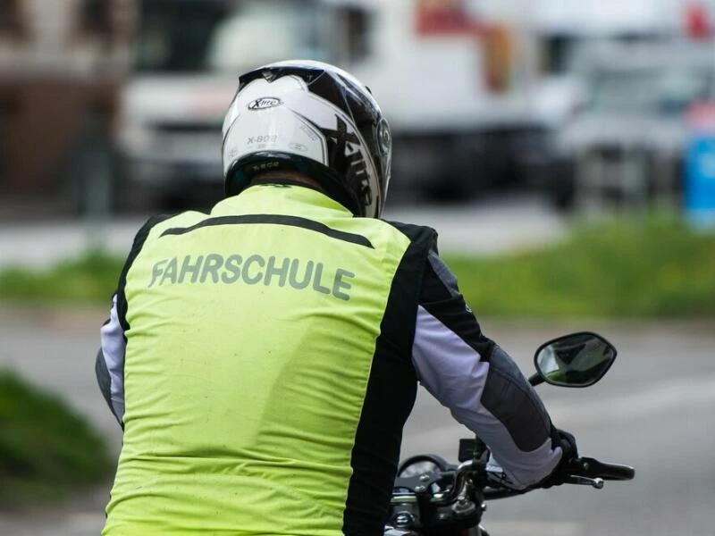 Kein Funk zum Fahrschulmotorrad: Sorgfaltspflicht verletzt?