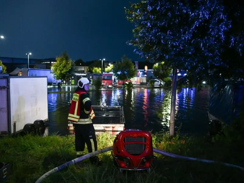 Überflutete Tankstelle