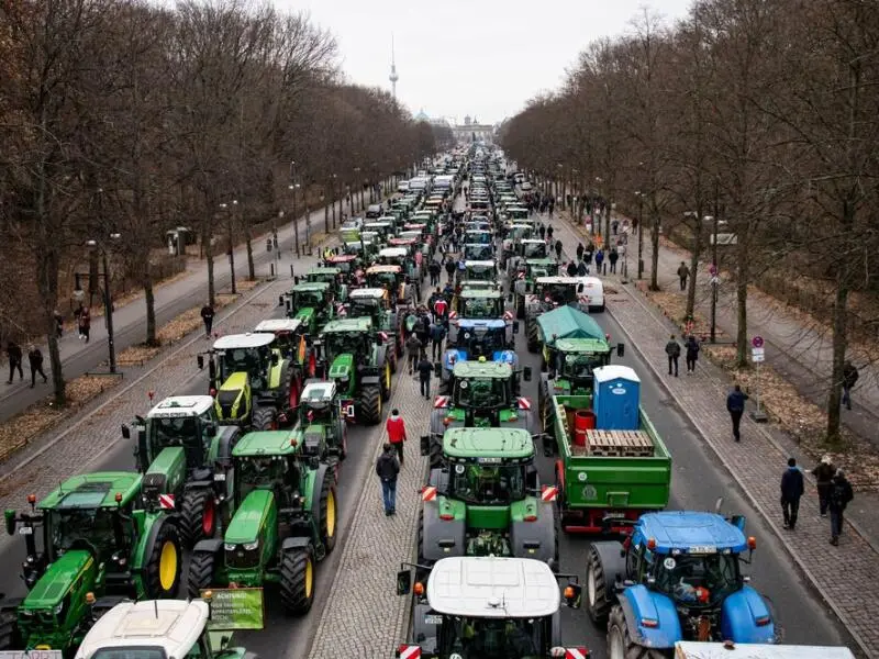 Traktoren blockieren Straße