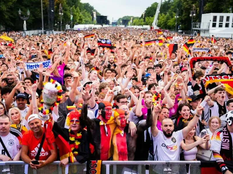 Deutschland-Fans in Berlin beim Achtelfinale 