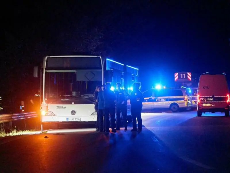 Frau sticht auf Busfahrgäste ein