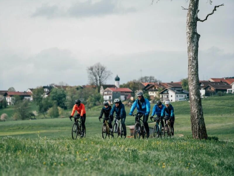 Gruppe von Gravelbikern in Oberbayern