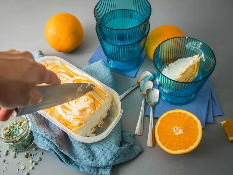 Eis mit Messer aus der Packung schneiden