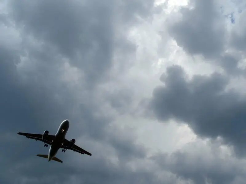 Turbulenzen: Die Ursachen und was Flugpassagiere tun können