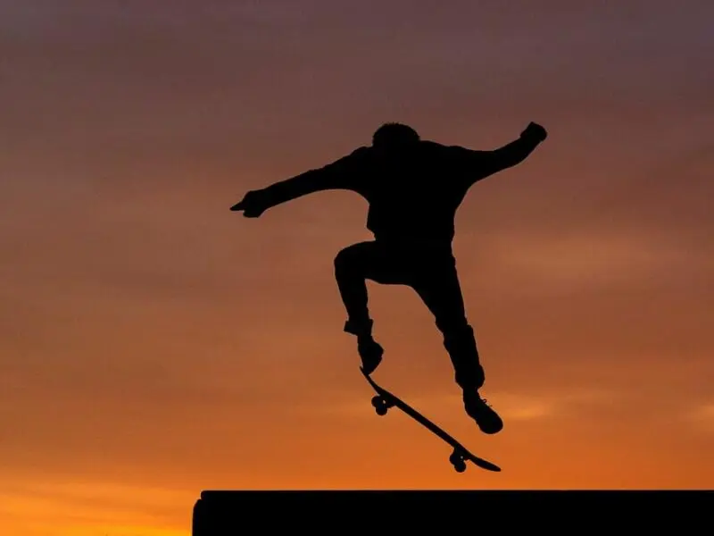 Ein Skater im Sonnenuntergang