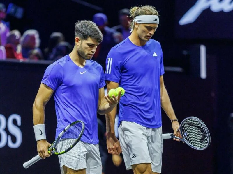 Carlos Alcaraz (l) und Alexander Zverev