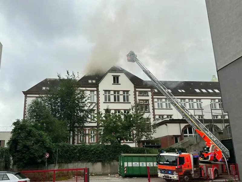 Dach von Schule in Hamburg brennt