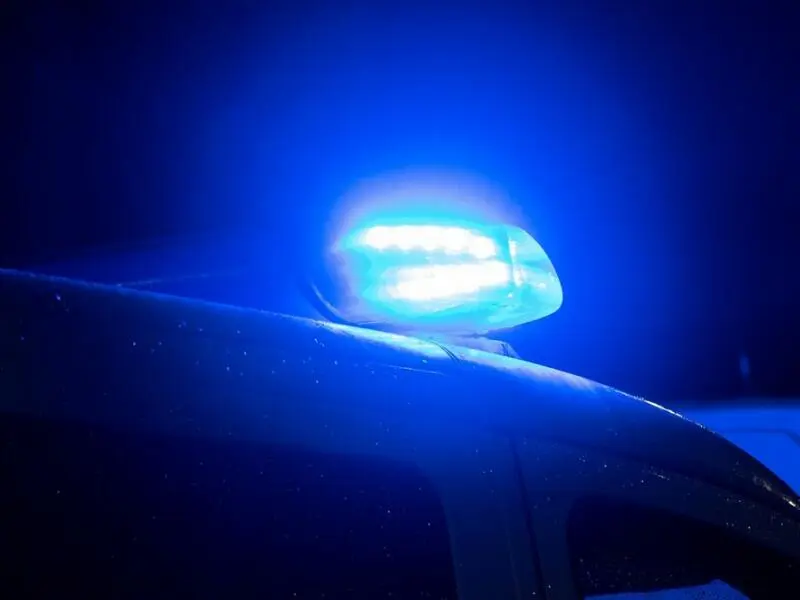 Blaulicht leuchtet auf dem Dach eines Polizeiwagens