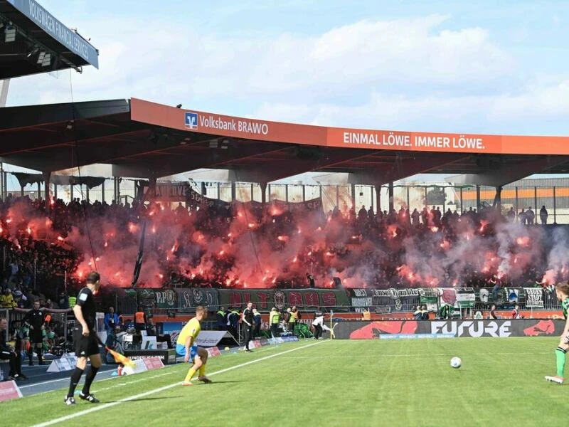 Fans beim Derby Eintracht Braunschweig gegen Hannover 96