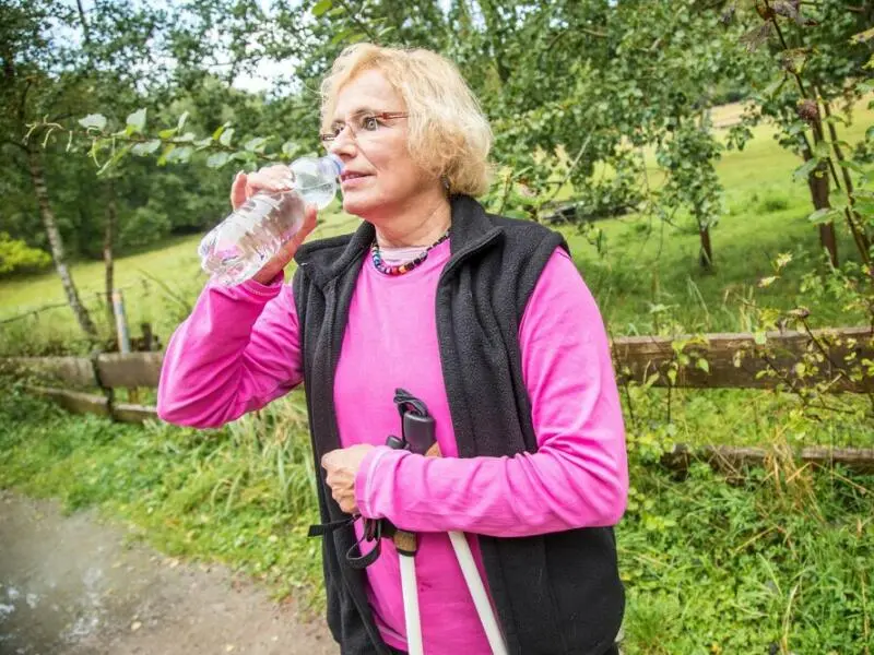 Eine Frau trinkt aus einer Wasserflasche