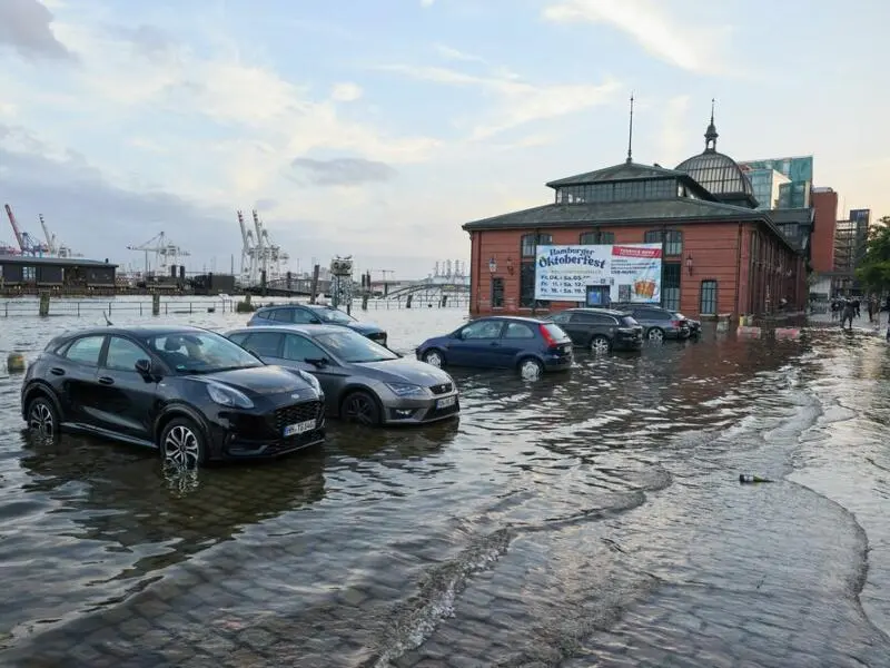 Hamburger Fischmarkt bei Sturmflut teils überspült