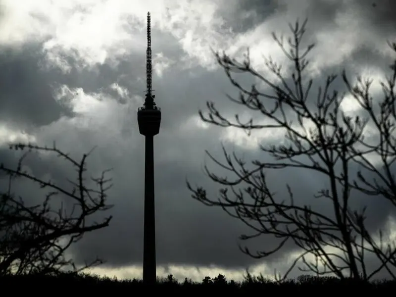 Wolken am Stuttgarter Fernsehturm