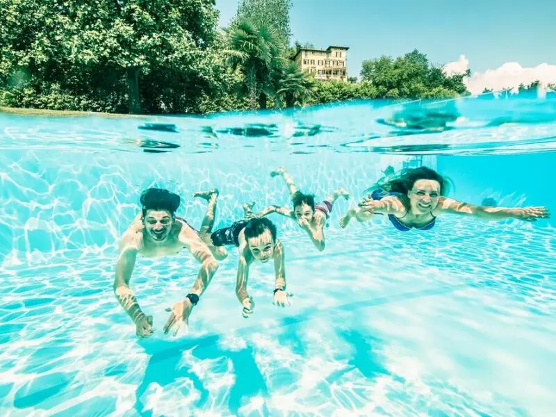 Familie schwimmt im Pool