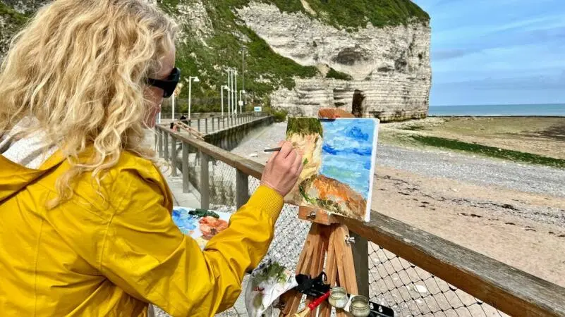 Eine Frau besucht einen Malkurs in der Normandie