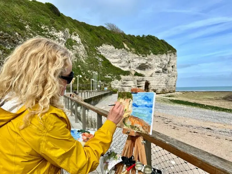 Eine Frau besucht einen Malkurs in der Normandie