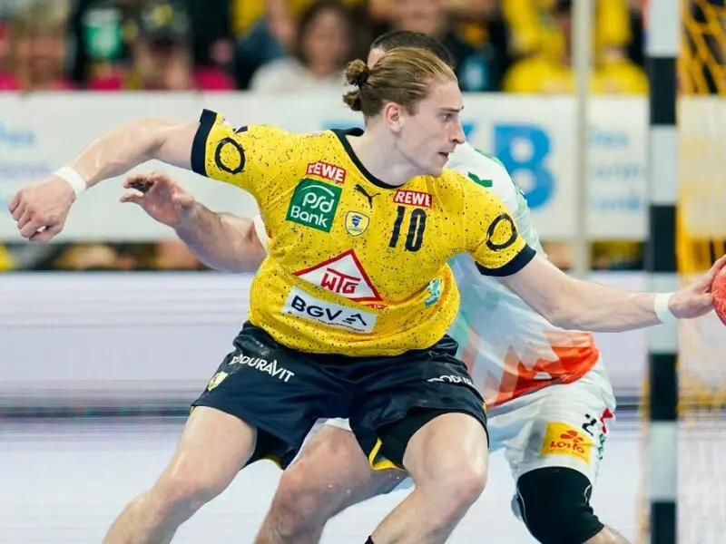 Juri Knorr von den Rhein-Neckar Löwen spielt den Ball
