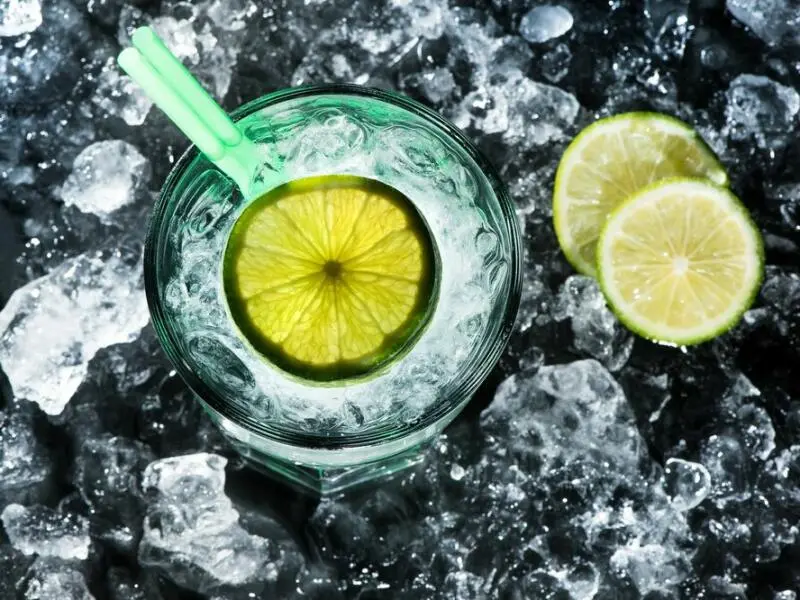 Cocktail mit Limettenscheibe