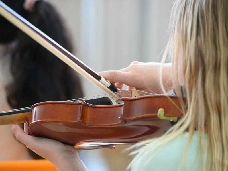 Ein Mädchen spielt auf einer Geige