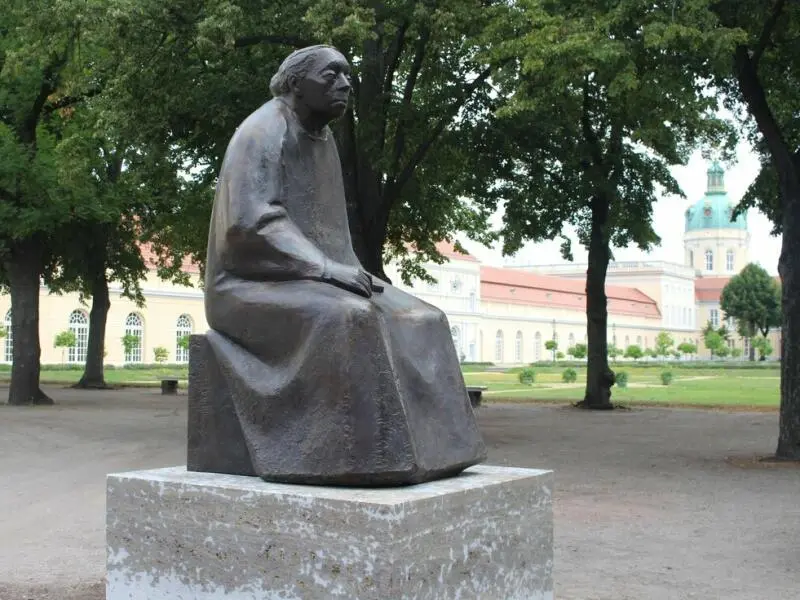 Bronzeplastik von Gustav Seitz vor dem Kollwitz-Museum