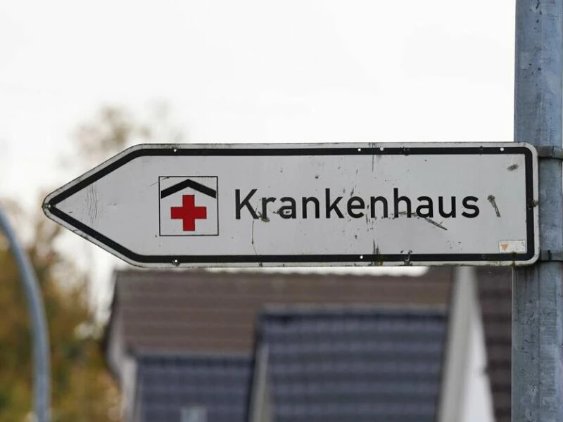 Hinweisschild mit der Aufschrift «Krankenhaus»