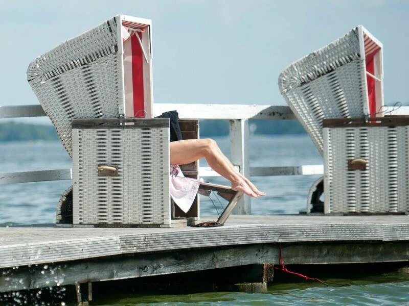 Eine Frau sitzt in einem Strandkorb