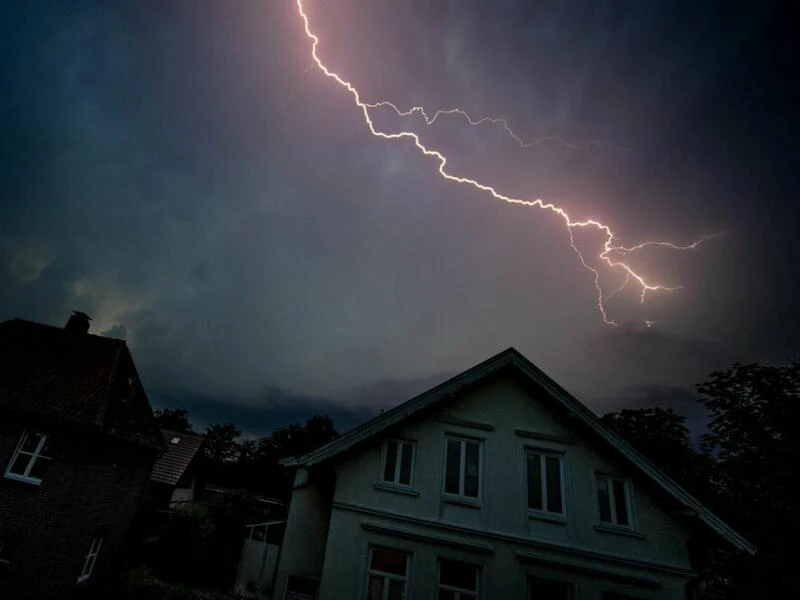 Blitz und Gewitter in Wohngebiet