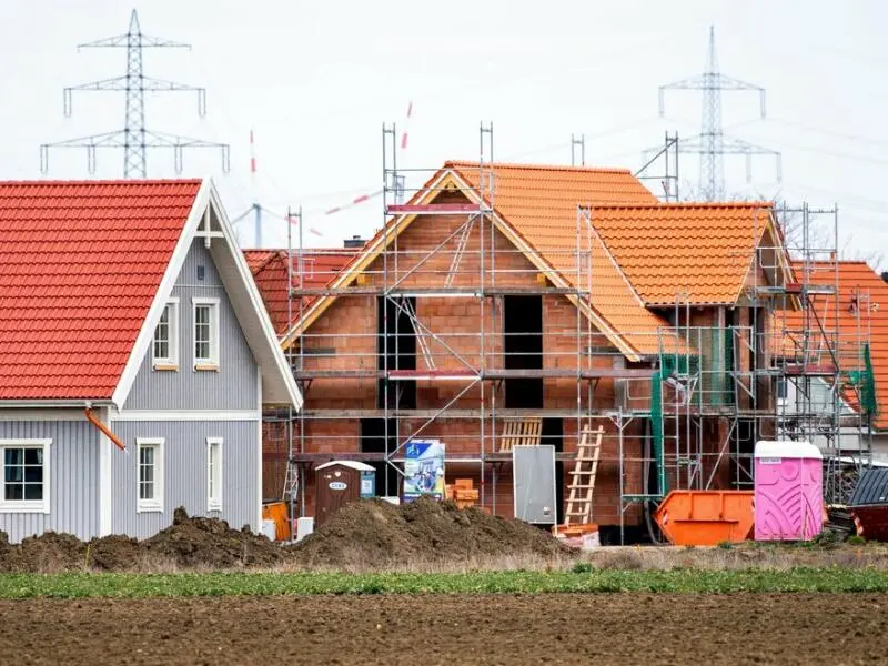 Einfamilienhäuser in einem Neubaugebiet