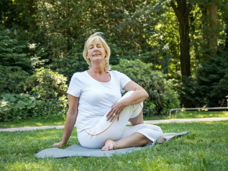 Eine Best Agerin macht Yoga