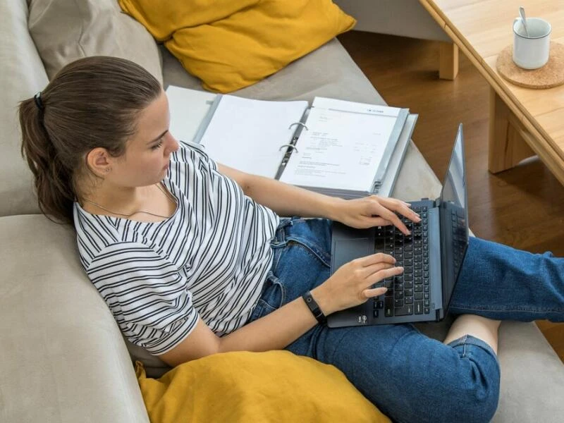 Eine Frau arbeitet am Laptop