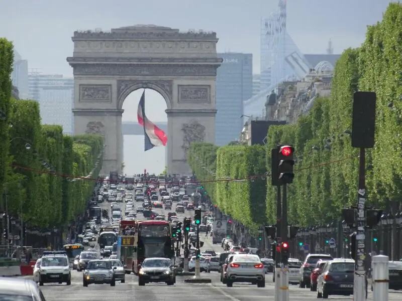 Avenue des Champs Élysées mit Blick auf den Triumphbogen