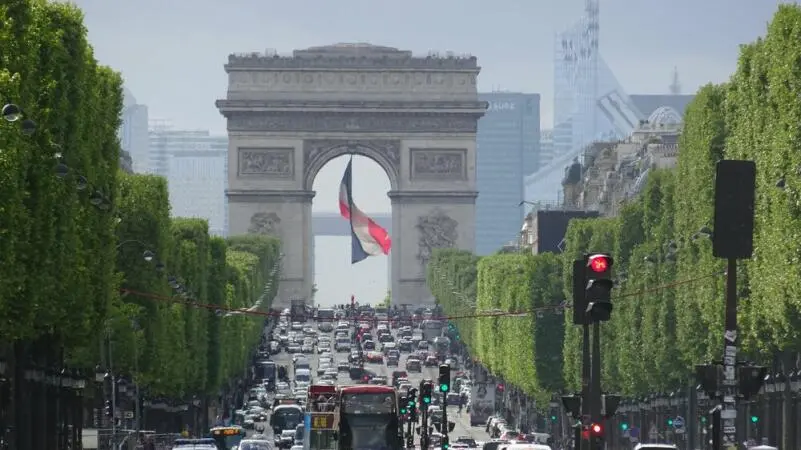 Avenue des Champs Élysées mit Blick auf den Triumphbogen