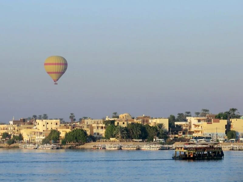 Flusskreuzfahrtschiff vor Luxor, Ägypten