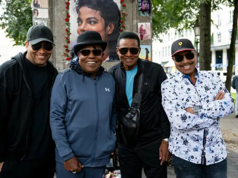 Michael Jacksons Brüder besuchen Denkmal für den King of Pop